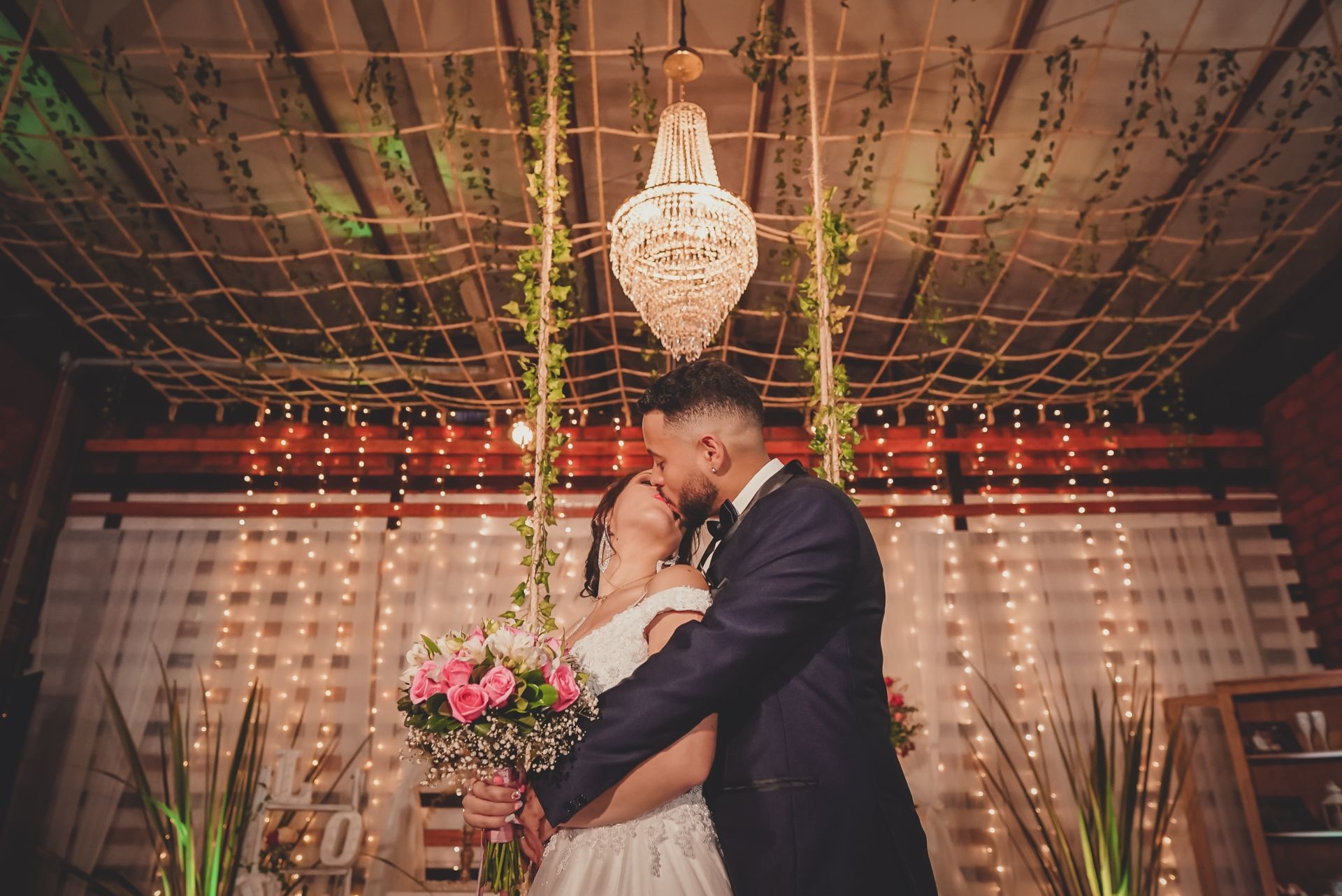 Foto O dia tão esperado chegou para esse casal... o dia do sim ...  - Imagem 27