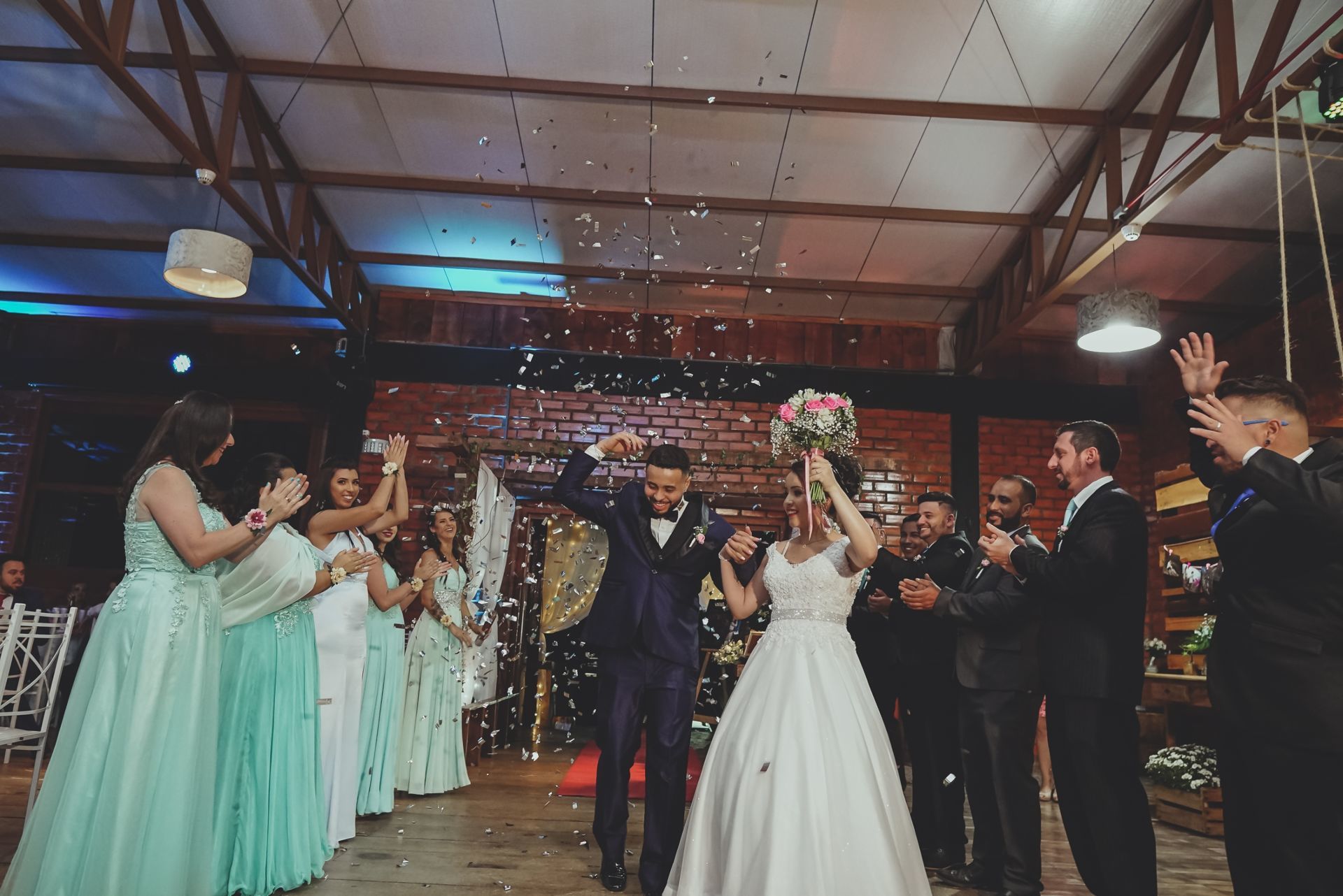 Foto O dia tão esperado chegou para esse casal... o dia do sim ...  - Imagem 17