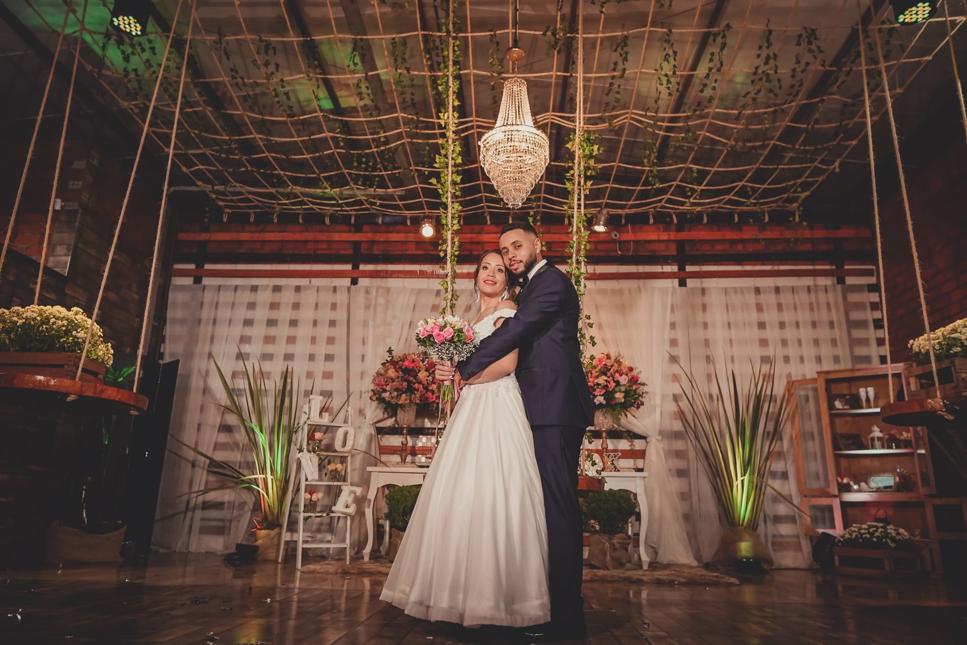 Foto O dia tão esperado chegou para esse casal... o dia do sim ...  - Imagem 26