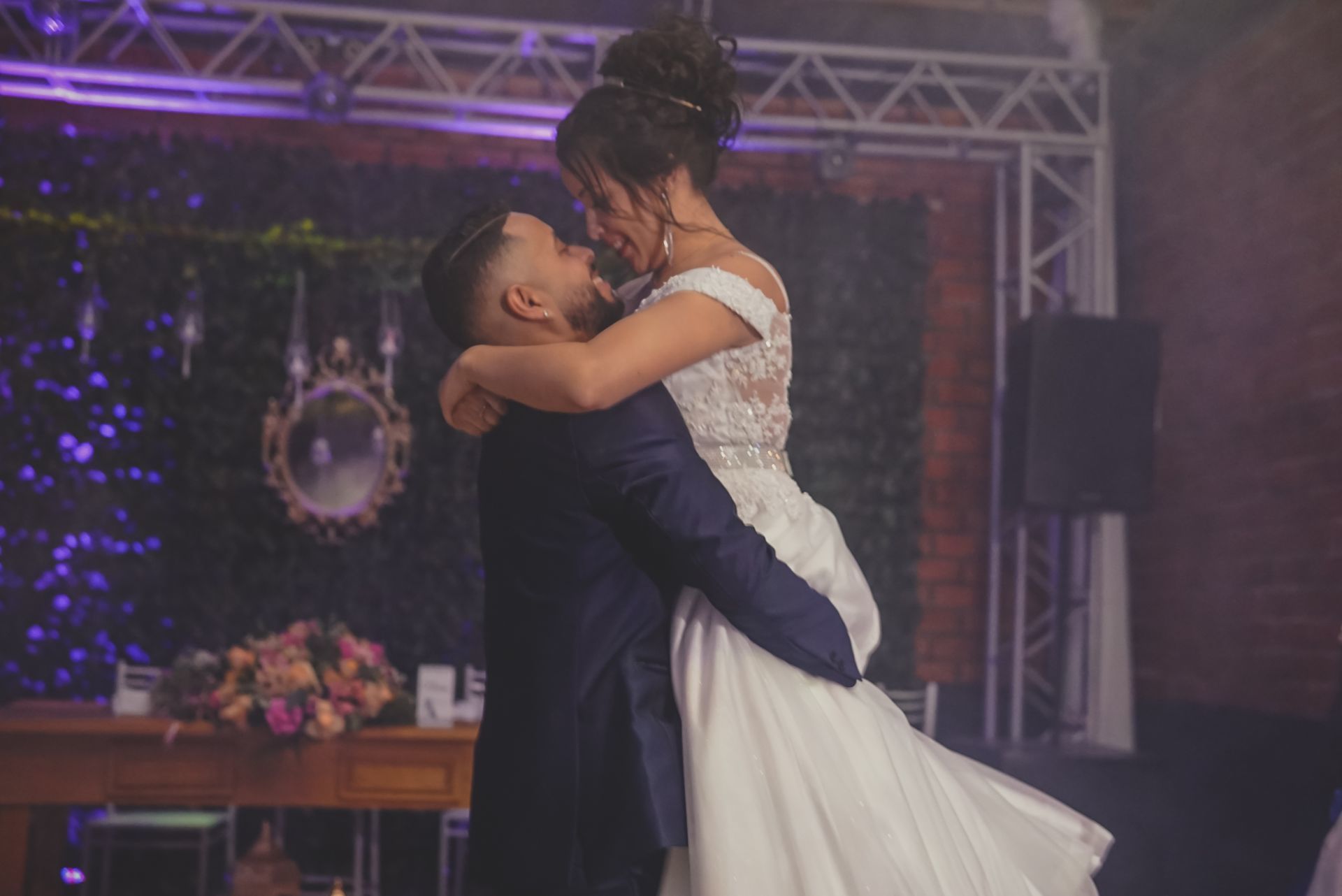 Foto O dia tão esperado chegou para esse casal... o dia do sim ...  - Imagem 36