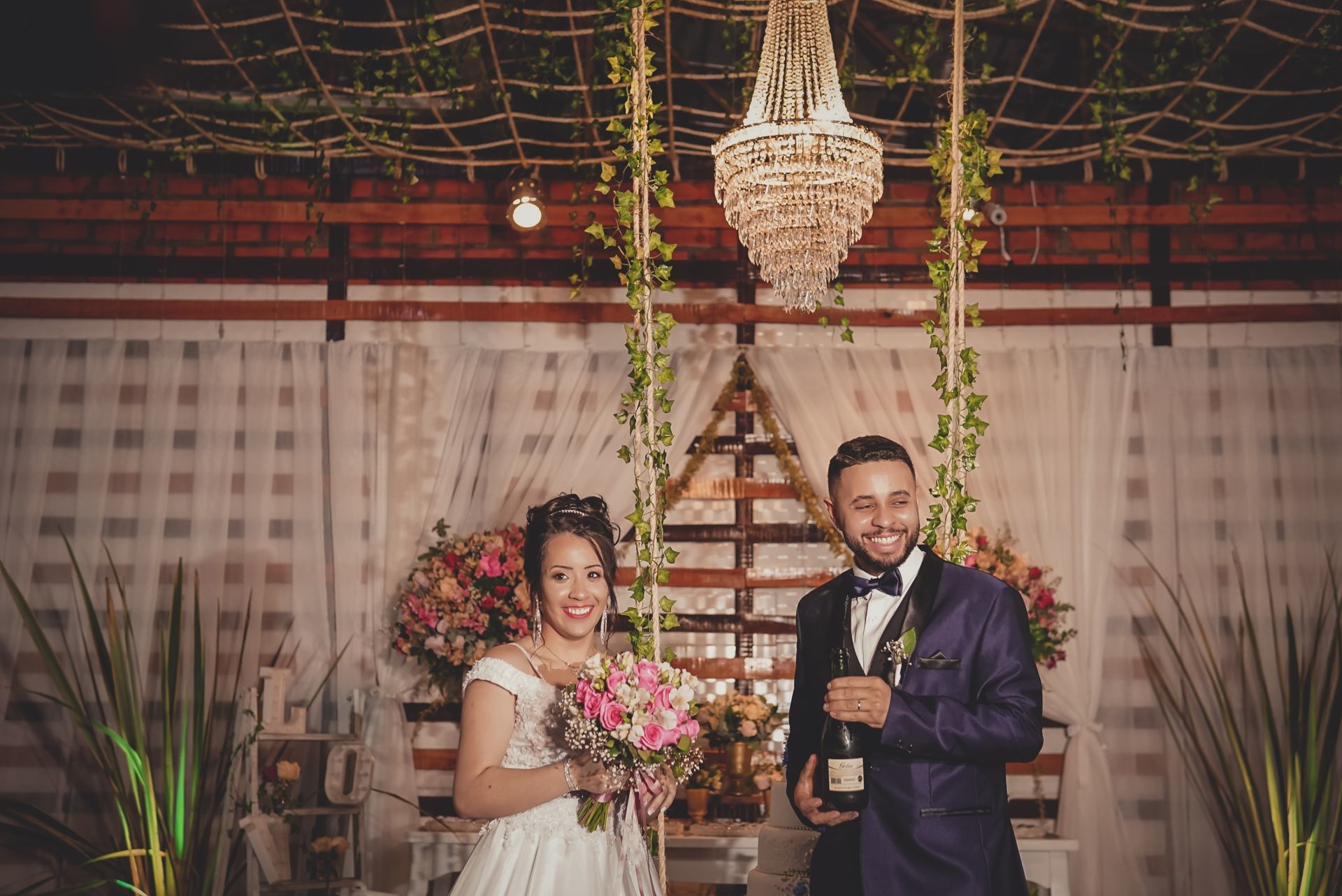 Foto O dia tão esperado chegou para esse casal... o dia do sim ...  - Imagem 31