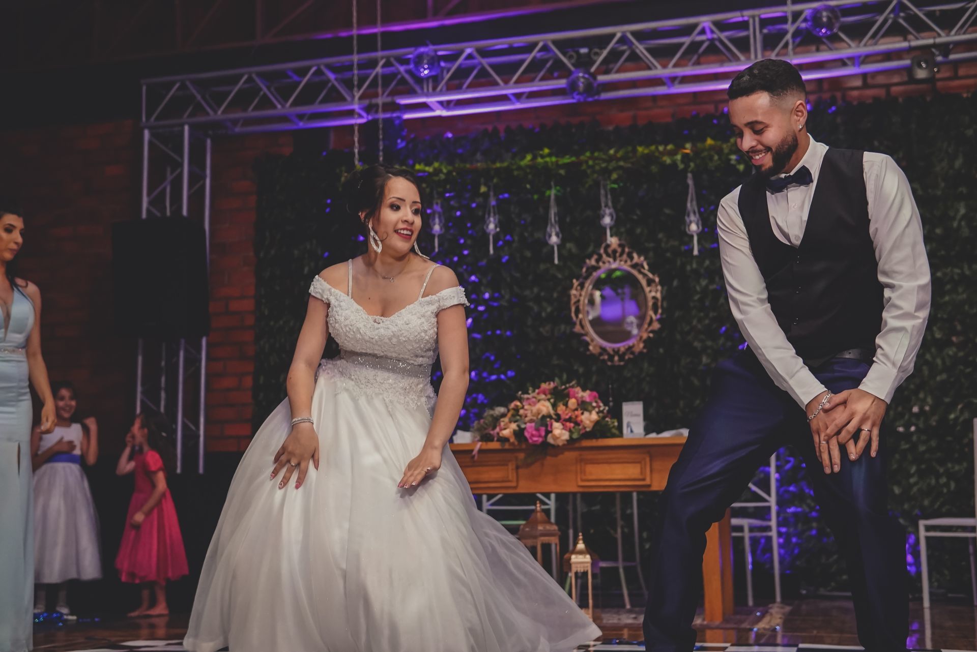 Foto O dia tão esperado chegou para esse casal... o dia do sim ...  - Imagem 38