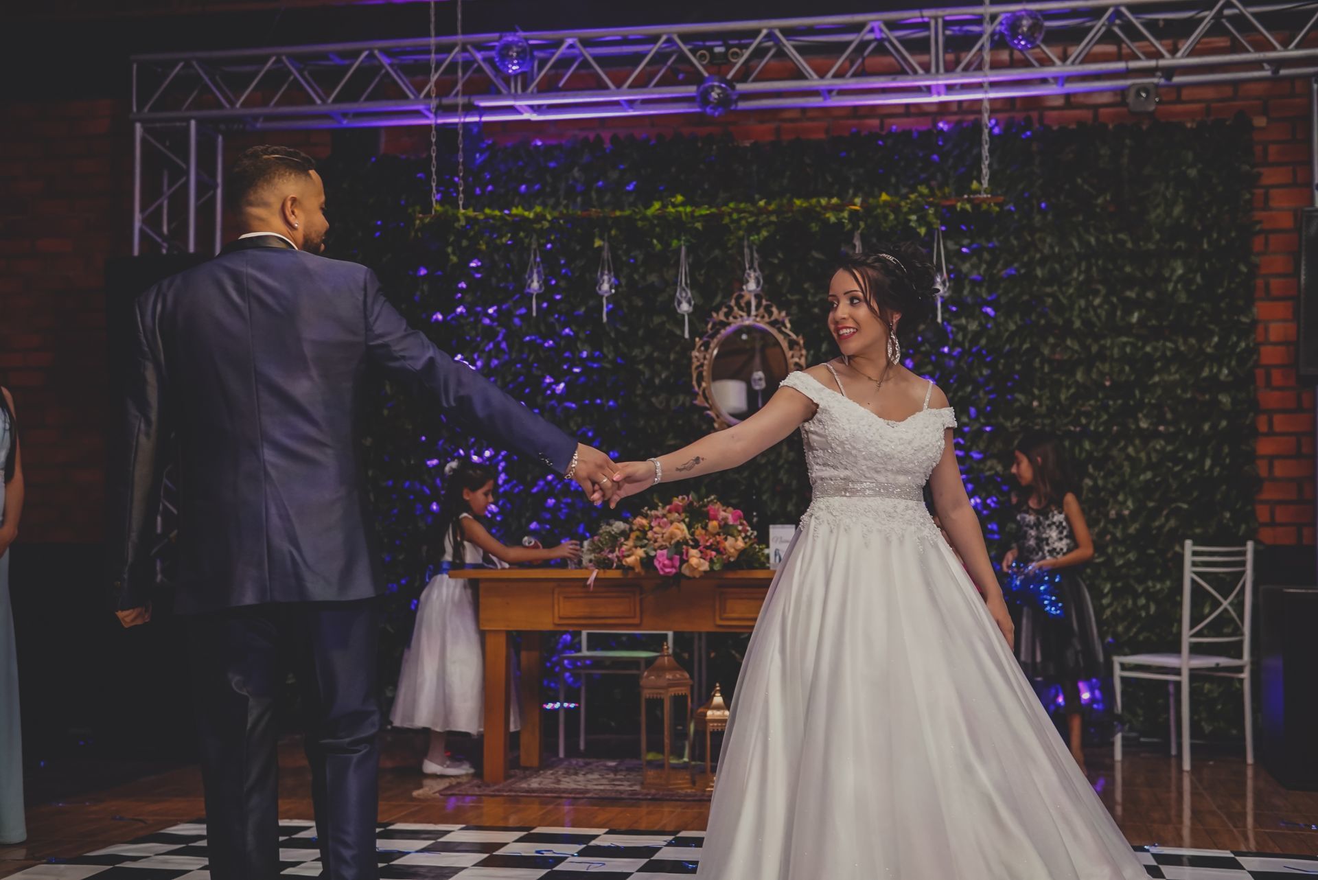 Foto O dia tão esperado chegou para esse casal... o dia do sim ...  - Imagem 34